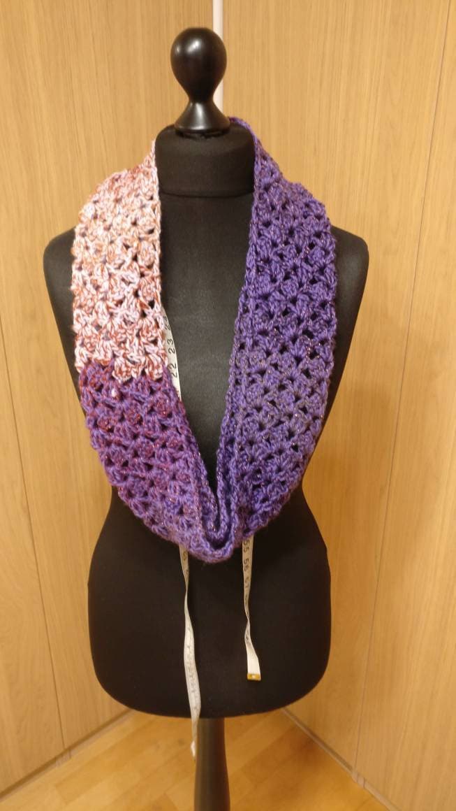 Handgehäkelter Loop Schal, Zweifarbig, Lila von AnjasKreationen