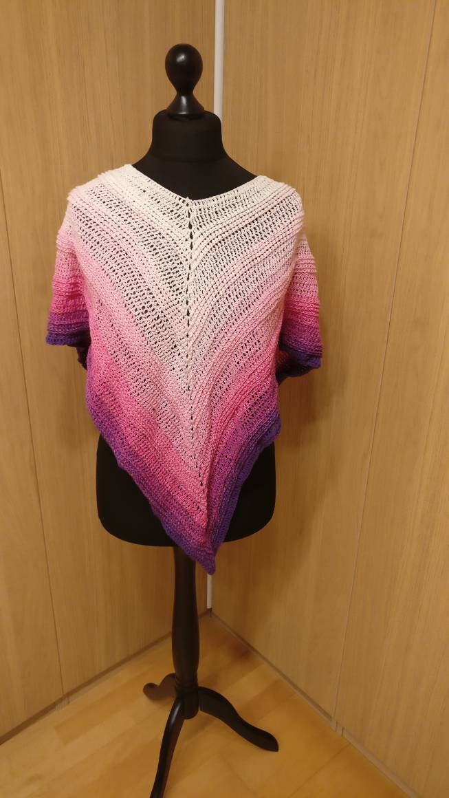 Leichter Poncho, Boho Handgehäkelt, 3D-Muster Leichter Poncho, Boho Handgehäkelt, 3D-Muster von AnjasKreationen