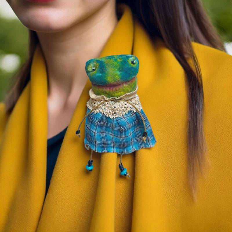 Handgemachte Frosch Brosche - Süße Textil Anstecknadel, Stoff Tier Brosche, Skurril Schmuck, Geschenk Für Sie Handgemachte Frosch Brosche - Süße Textil Anstecknadel, Stoff Tier Brosche, Skurril Schmuck, Geschenk Für Sie von AnjiTeri