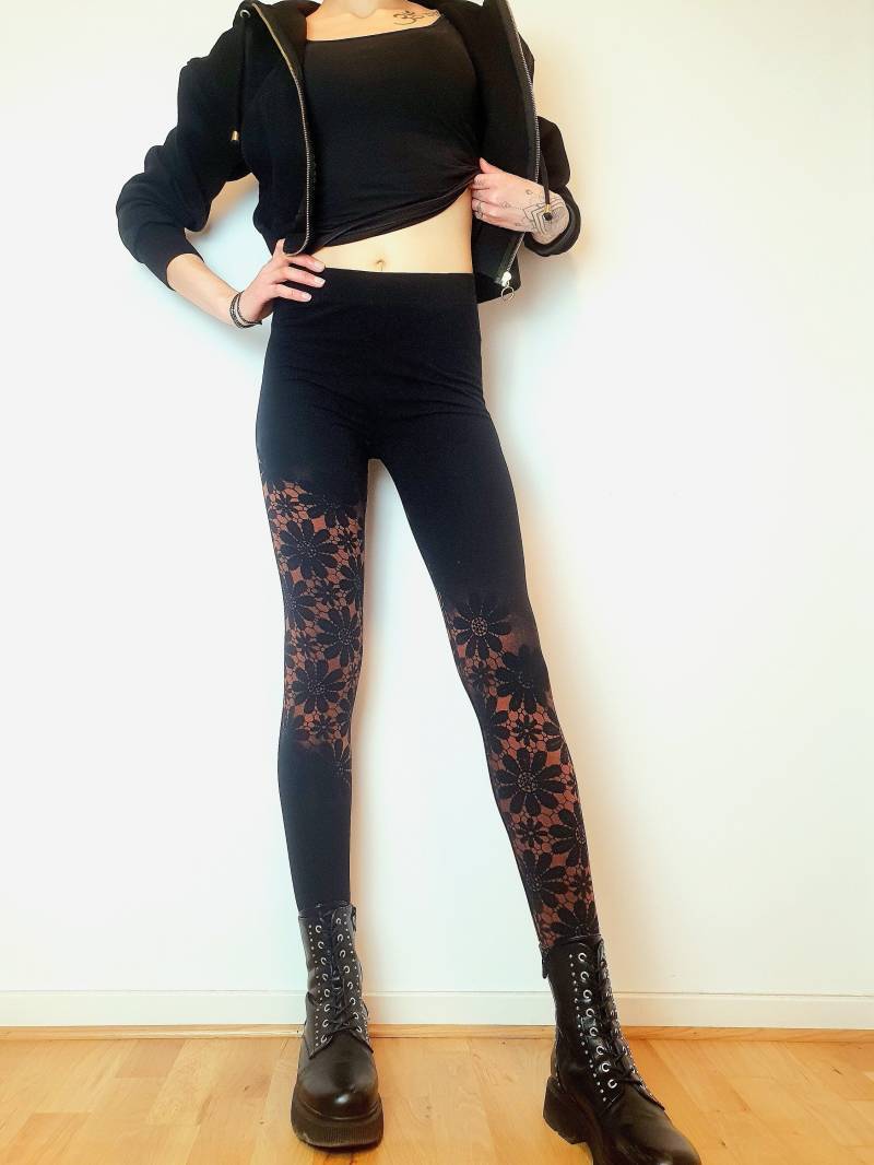 Gebleichte Boho Blumen Leggings Mit Blumenmuster, Schwarze Festival Leggings, Hangefärbt von AnjuRi