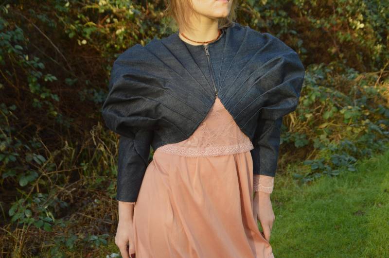 Handgenähte Kurze Jeansjacke Drapiertes Design, Größe S von AnkaMuni