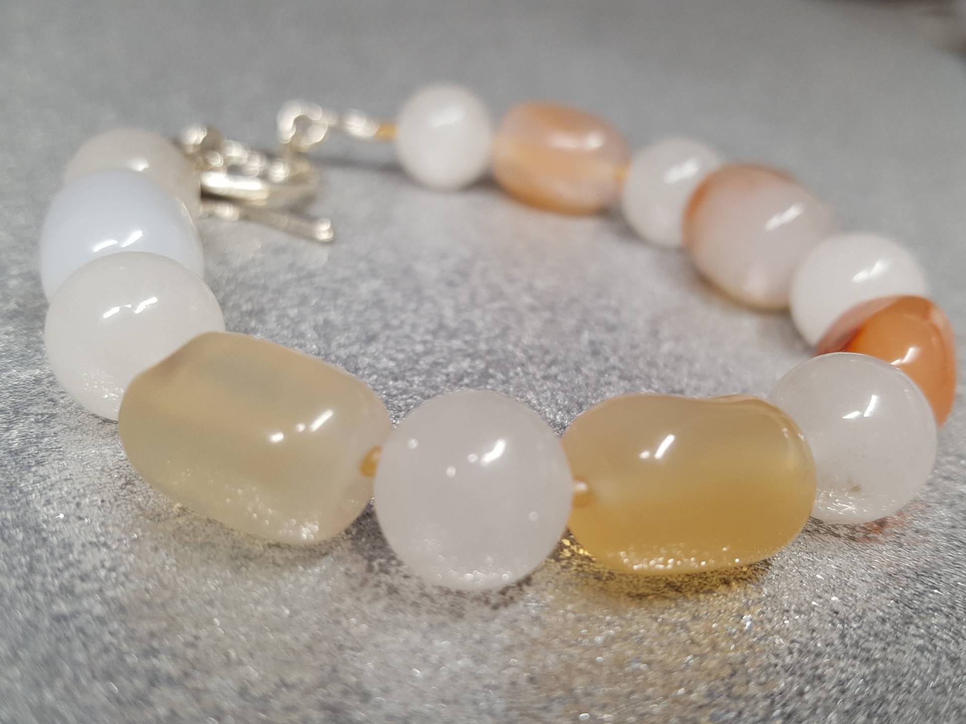 Achat-Armband | 19, 5cm Aus Ovalen Achatsteinen | 12x9mm in Lachsrote Farbe Mit Verschiedenen Farbtönen Und 10mm Weißen Achatperlen von AnkaaKreationen