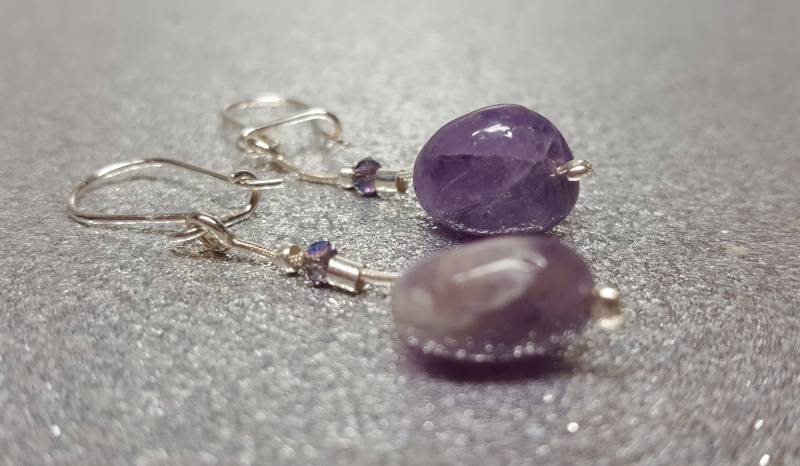 Amethyststeine Ohrringe Mit Einer Gesamtlänge Von 4, 8cm | 3cm Tropfenlänge Lila Amethyststeinen in Form 9-12mm Nuggets von AnkaaKreationen