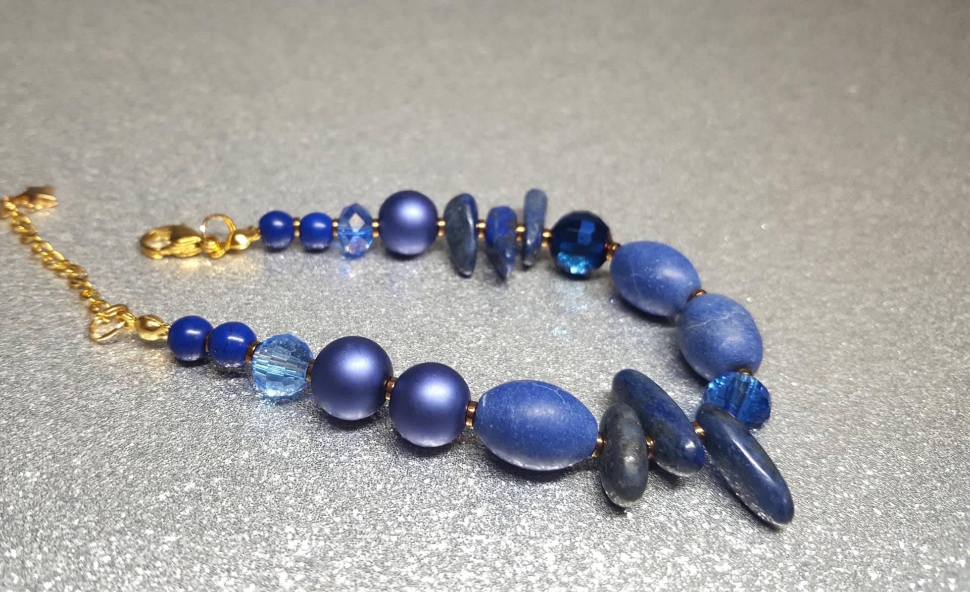 Armband | 19, 5+ 5 cm Aus Glaswachsperlen in Form Einer Kugel, Unregelmäßig Geformten Lapislazuli-steinen | 10 -16 Mm Und Howlithperlen Armband | 19, 5+ 5 cm Aus Glaswachsperlen in Form Einer Kugel, Unregelmäßig Geformten Lapislazuli-steinen | 10 -16 Mm Und Howlithperlen von AnkaaKreationen