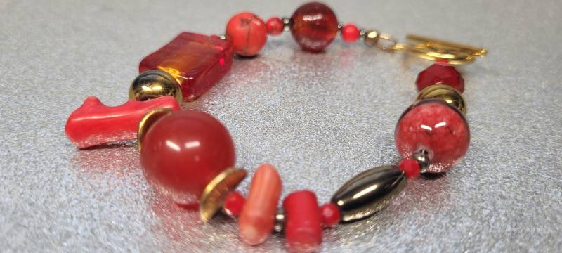 Armband | 19, 5cm Lang Aus Verschiedenen Edelsteinen in Roter Farbe Und Hämatit-steinen Goldener Farbe von AnkaaKreationen