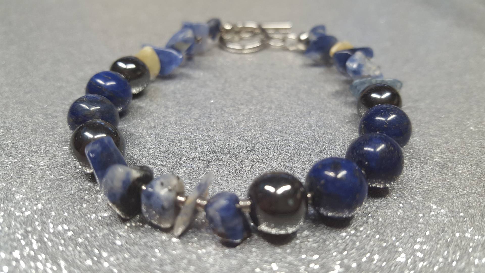 Armband Aus Lapislazuli-steinen | Lang 20cm Mit 8mm Perlen Und Dekorativen Metallelementen. Der Verschluss - Knebelschluss Metall Armband Aus Lapislazuli-steinen | Lang 20cm Mit 8mm Perlen Und Dekorativen Metallelementen. Der Verschluss - Knebelschluss Metall von AnkaaKreationen