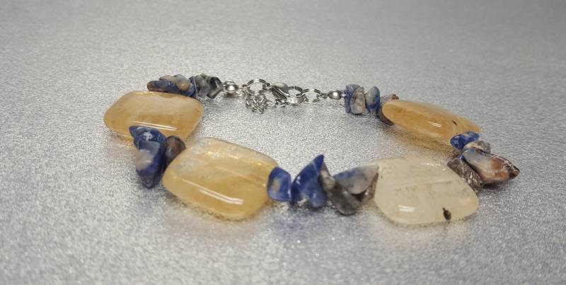 Armband | Länge 20cm + 3cm Aus Transparenten Beigen Quarzsteinen | In Form Eines Flachen Würfels Und Blauem Sodalith in Nuggets von AnkaaKreationen
