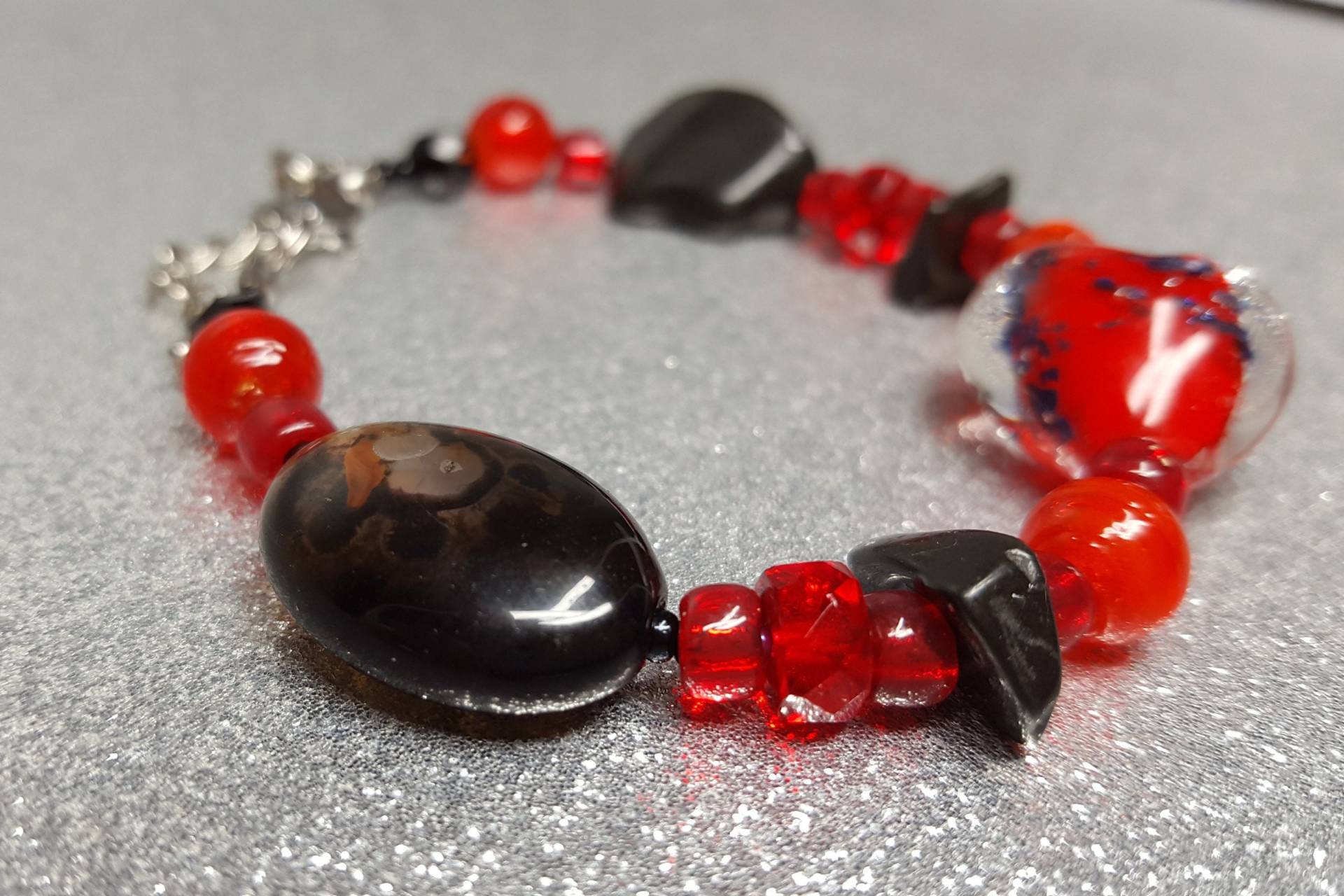 Armband | Länge 20cm + 4cm VerlängerungIn Roter Farbe Mit Murano Glassteinen in Verschiedenen Größen Und Formen, Aus Schwarzen Howlithsteinen Armband | Länge 20cm + 4cm VerlängerungIn Roter Farbe Mit Murano Glassteinen in Verschiedenen Größen Und Formen, Aus Schwarzen Howlithsteinen von AnkaaKreationen