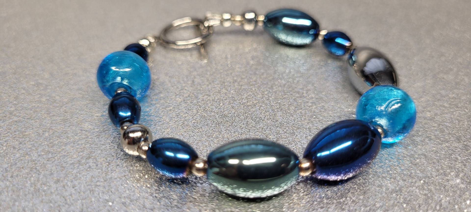 Blaue Armband(19, 5cm LangAus Hämatitsteinen in Form Von Oliven Verschiedenen Größen Und Aus Murano-Glas-steinen Einer Kugel von AnkaaKreationen