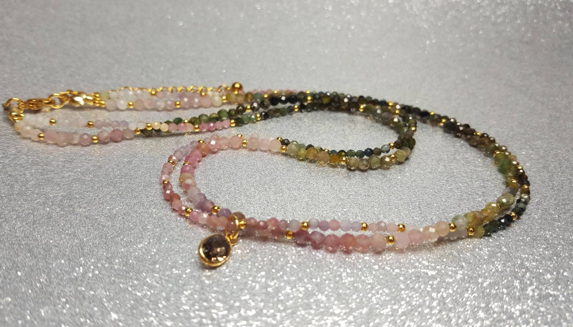 Doppelsträngige Halskette(44-, 46 + 5cm Aus Turmalinperlen in Rosa-, Lila - Und Grüntönen | 2-, 3-mm, Mit Einem Ovalen Anhänger Rauchquarz von AnkaaKreationen