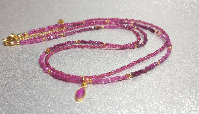 Doppelsträngige Halskette(46-, 47 + 5cm Aus Rubin-Safran-Perlen | 2 Mm, Hergestellt Safran-Perlen X 2 Mit Einem Rubin-Anhänger von AnkaaKreationen