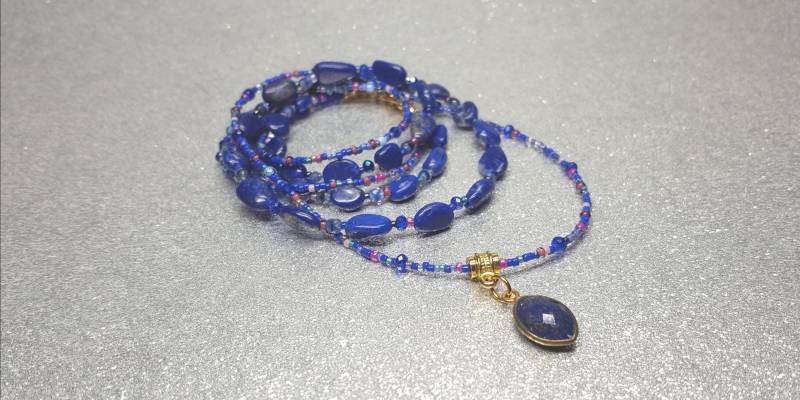 Doppelsträngige Halskette(46-, 49 + 5 cm in Dunkelblauer Farbe Aus Nuggetförmigen Lapislazuli-Steinen, Mit Einem Anhänger Diesem Stein Doppelsträngige Halskette(46-, 49 + 5 cm in Dunkelblauer Farbe Aus Nuggetförmigen Lapislazuli-Steinen, Mit Einem Anhänger Diesem Stein von AnkaaKreationen