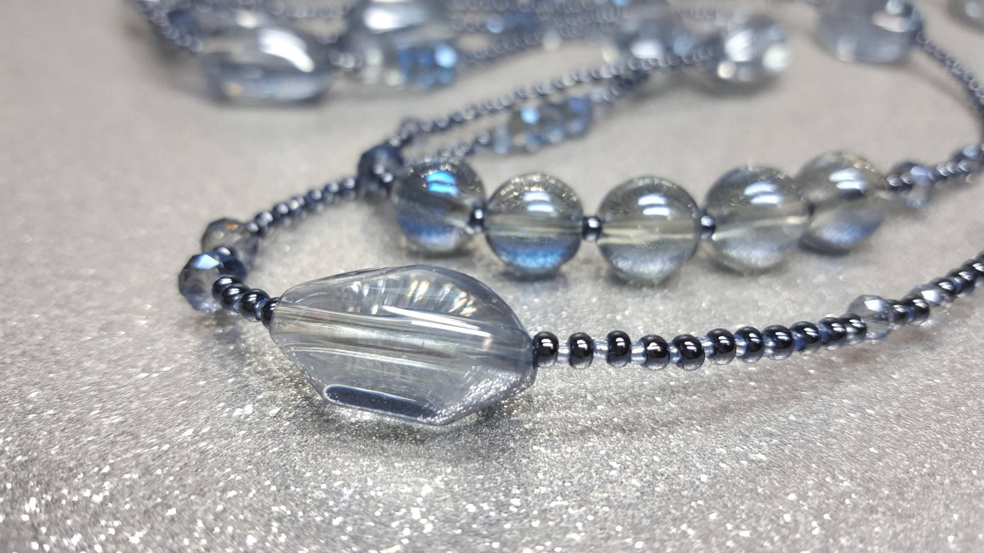 Doppelsträngige Halskette | 84, 70cm + 5 cm Verlängerung Mit Glasmondsteinen, in Einem Blau Grauen Farbton von AnkaaKreationen