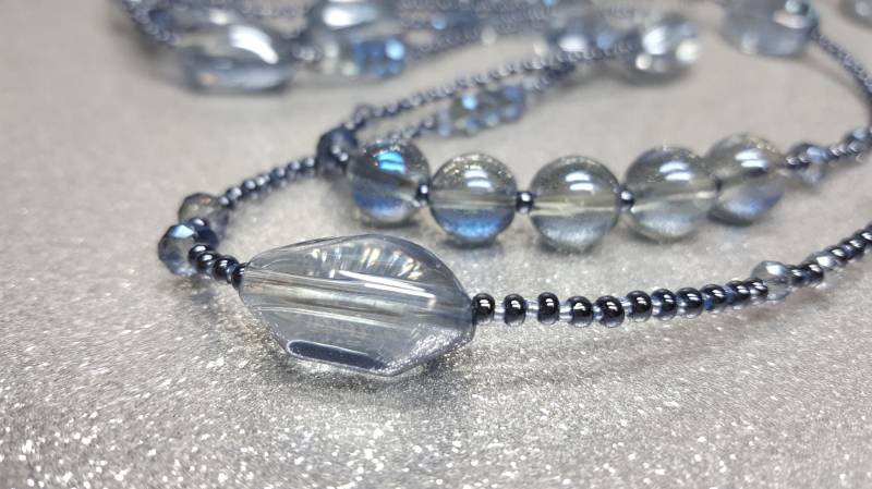 Doppelsträngige Halskette | 84, 70cm + 5 cm Verlängerung Mit Glasmondsteinen, in Einem Blau Grauen Farbton von AnkaaKreationen