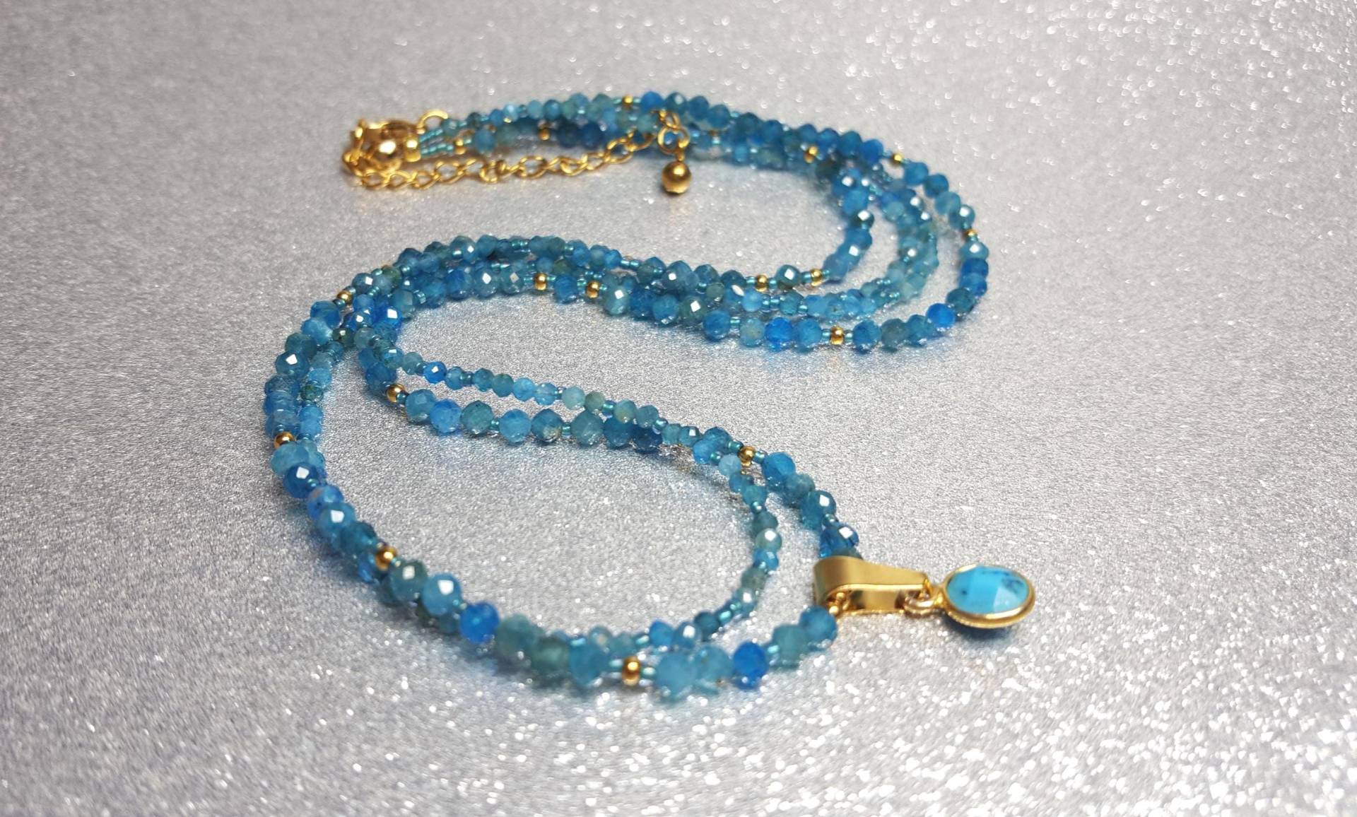 Doppelsträngige Halskette | Länge 45, 46 cm + 5 cm Aus Apatit-steinen | 2-, 3-Mm, Mit Einem Anhänger Runden Magnesitstein | 6 Mm von AnkaaKreationen