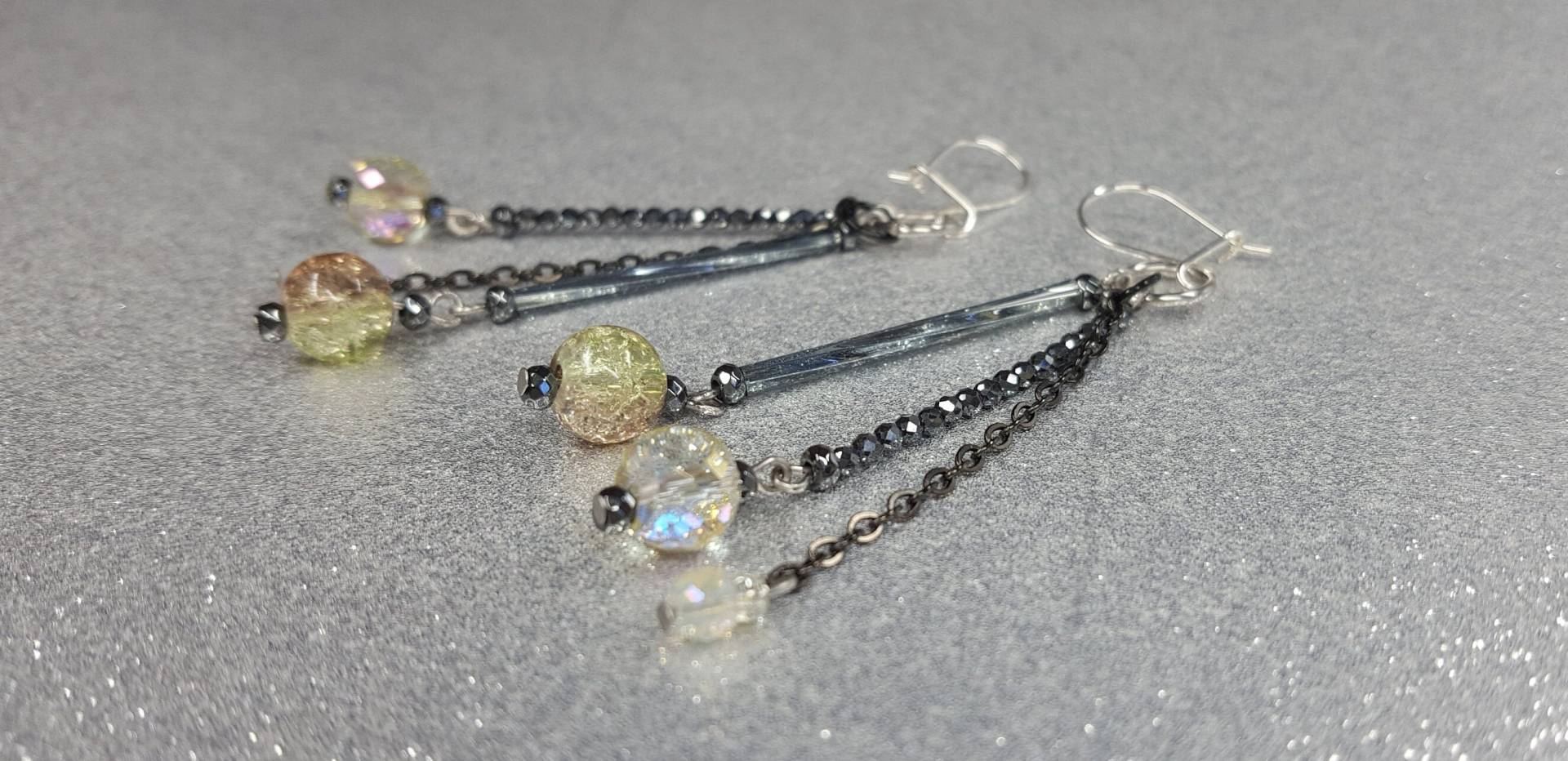 Dreiteilige Ohrringe Mit Einer Gesamtlänge Von 7, 5 cm Aus Glaskristallen | 8 Mm, Hämatitperlen Und Dekorativen Oxidierten Röhrchen Dreiteilige Ohrringe Mit Einer Gesamtlänge Von 7, 5 cm Aus Glaskristallen | 8 Mm, Hämatitperlen Und Dekorativen Oxidierten Röhrchen von AnkaaKreationen