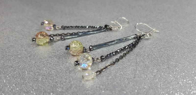 Dreiteilige Ohrringe Mit Einer Gesamtlänge Von 7, 5 cm Aus Glaskristallen | 8 Mm, Hämatitperlen Und Dekorativen Oxidierten Röhrchen Dreiteilige Ohrringe Mit Einer Gesamtlänge Von 7, 5 cm Aus Glaskristallen | 8 Mm, Hämatitperlen Und Dekorativen Oxidierten Röhrchen von AnkaaKreationen