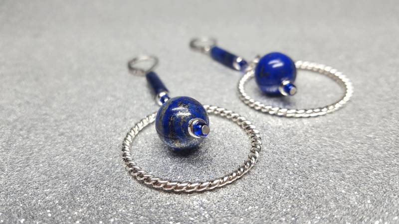 Dunkelblaue Ohrringe | Tropfenlänge 5, 5cm Bestehend Aus Dunkelblauen Lapislazuri-steinen Und Einem Großen Metalldrahtring | Durchmesser 30mm von AnkaaKreationen