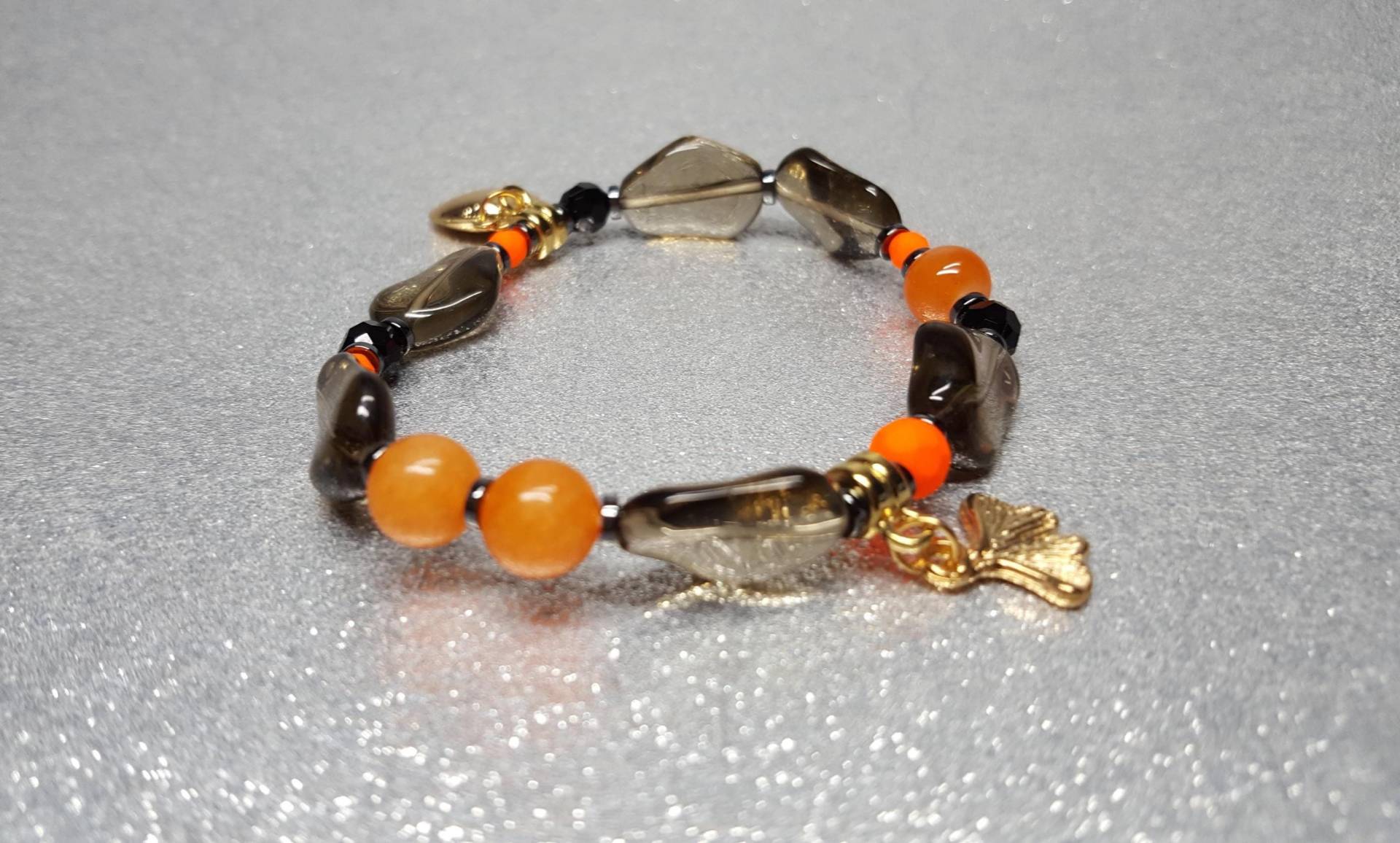 Flexibles Armband(19 cm in Orange Und Schwarz, Aus Glasperlen Verschiedenen Formen Größen Dekorativen Anhängern Goldfarbe Flexibles Armband(19 cm in Orange Und Schwarz, Aus Glasperlen Verschiedenen Formen Größen Dekorativen Anhängern Goldfarbe von AnkaaKreationen