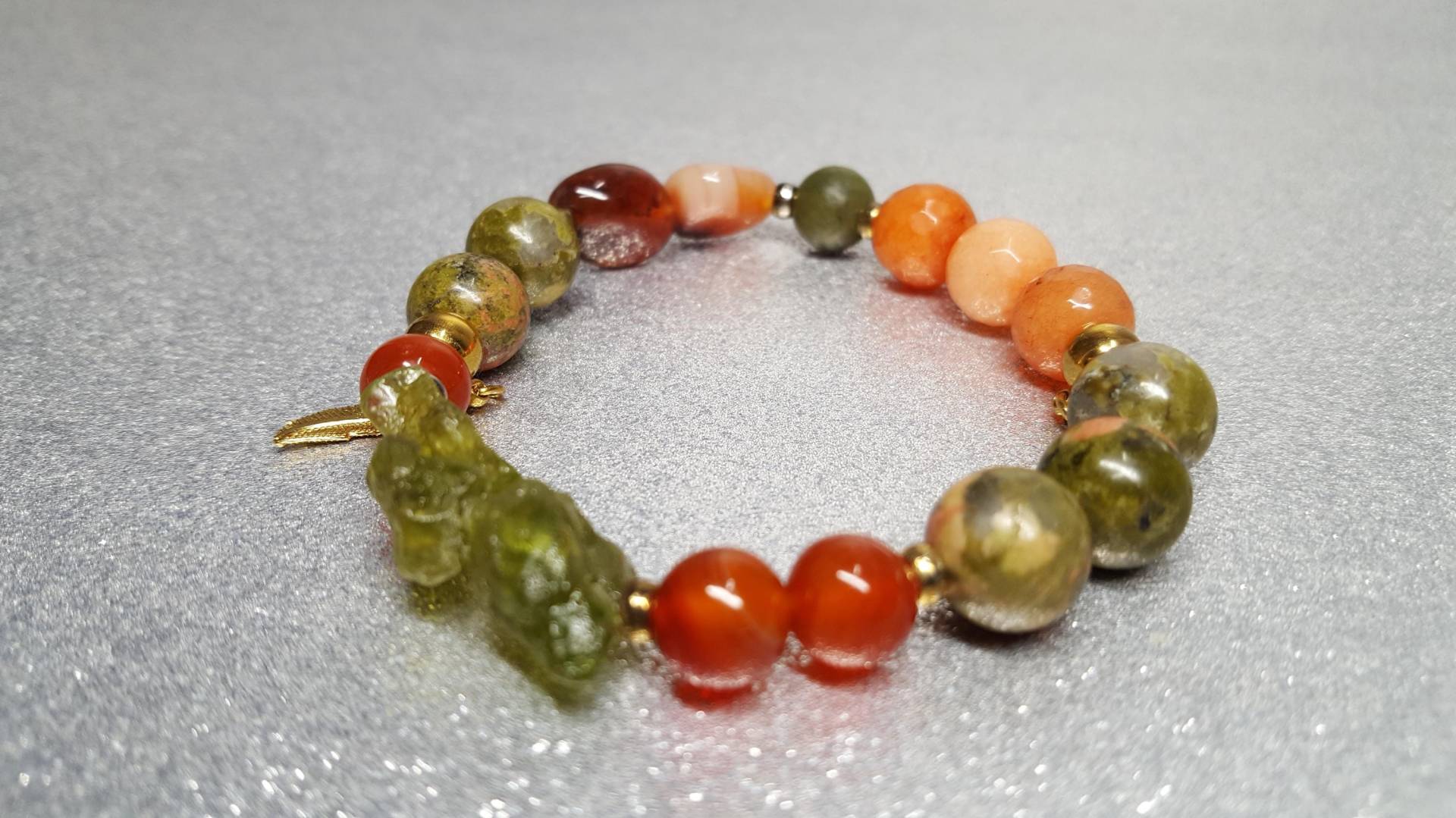 Flexibles Armband 19cm in Verschiedenen Orange - Und Grüntönen, Aus Natursteinen | Achat, Jade, Karneol, Peridot, Unakit Flexibles Armband 19cm in Verschiedenen Orange - Und Grüntönen, Aus Natursteinen | Achat, Jade, Karneol, Peridot, Unakit von AnkaaKreationen
