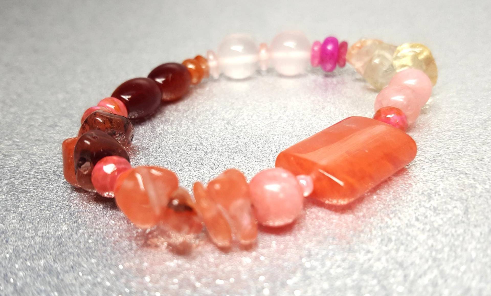 Flexibles Armband 19cm in Verschiedenen Rosatönen, Aus Natursteinen | Achat, Quarz, Jade, Bergkristall, Glas Flexibles Armband 19cm in Verschiedenen Rosatönen, Aus Natursteinen | Achat, Quarz, Jade, Bergkristall, Glas von AnkaaKreationen