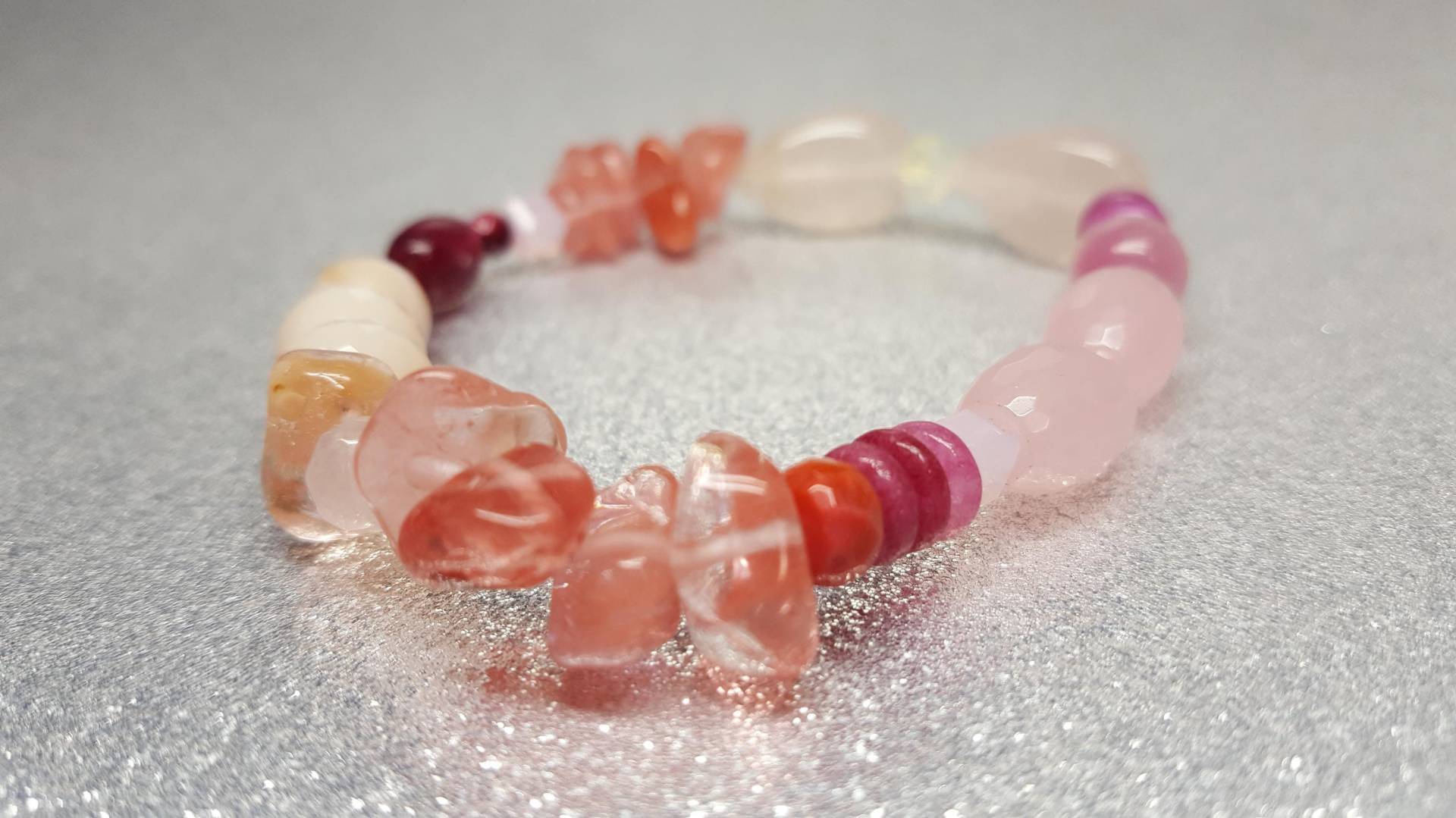 Flexibles Armband 19cm in Verschiedenen Rosatönen, Aus Natursteinen | Achat, Quarz, Jade, Bergkristall Flexibles Armband 19cm in Verschiedenen Rosatönen, Aus Natursteinen | Achat, Quarz, Jade, Bergkristall von AnkaaKreationen