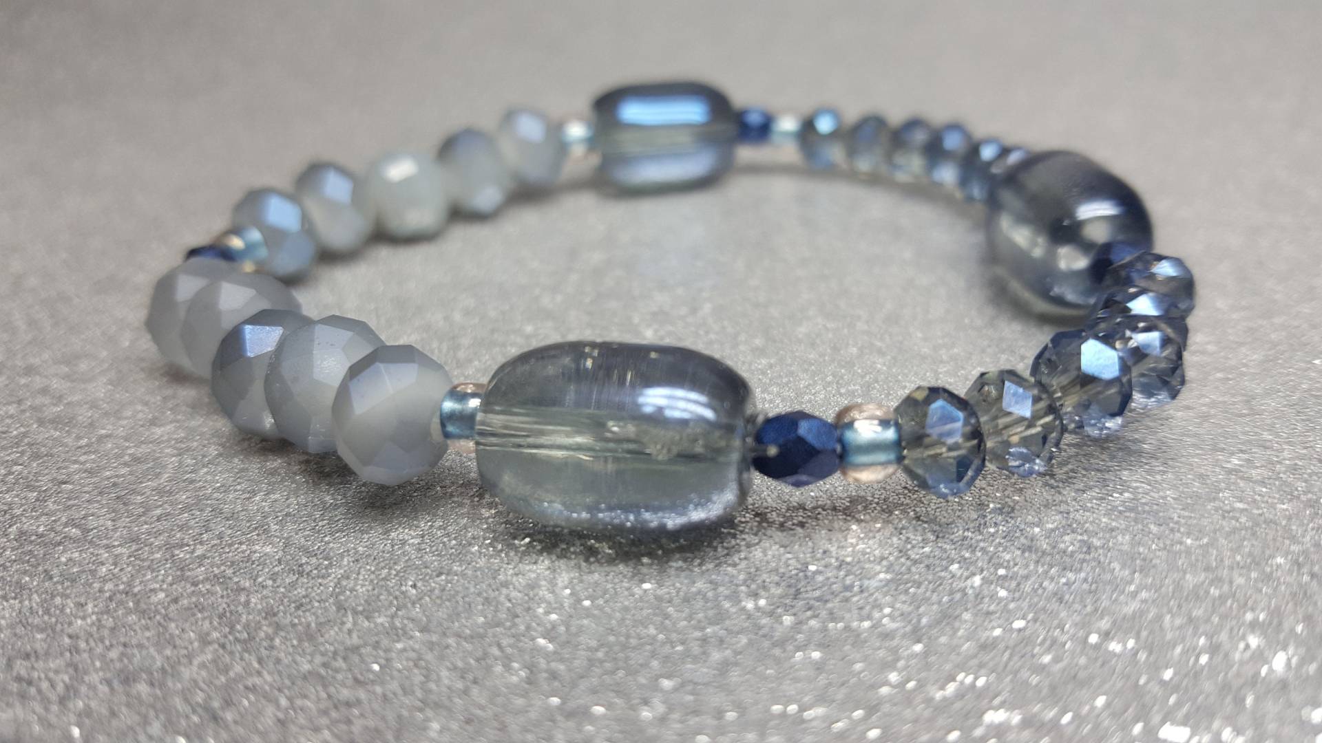 Flexibles Armband | 20 cm Mit Blaugrauen Glasmondsteinen in Form Ovale | 13x20 Mm Sowie Glaskristallen | 8x6Mm Und Glasperlen | 6x4Mm von AnkaaKreationen