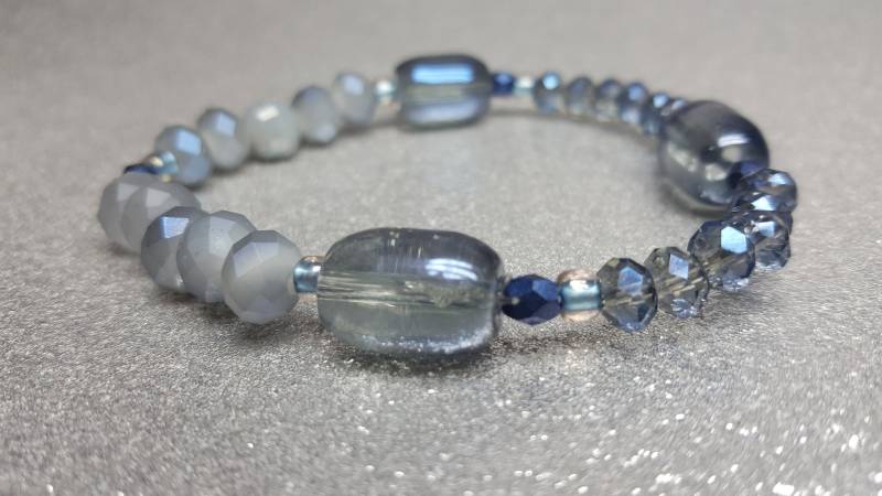 Flexibles Armband | 20 cm Mit Blaugrauen Glasmondsteinen in Form Ovale | 13x20 Mm Sowie Glaskristallen | 8x6Mm Und Glasperlen | 6x4Mm von AnkaaKreationen