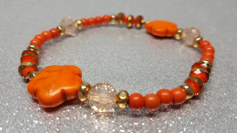 Flexibles Armband 19, 5 cm in Orange Aus Howlithsteinen, Glasperlen Und Metallperlen Goldfarbe, Mit Dekorativen Elementen von AnkaaKreationen