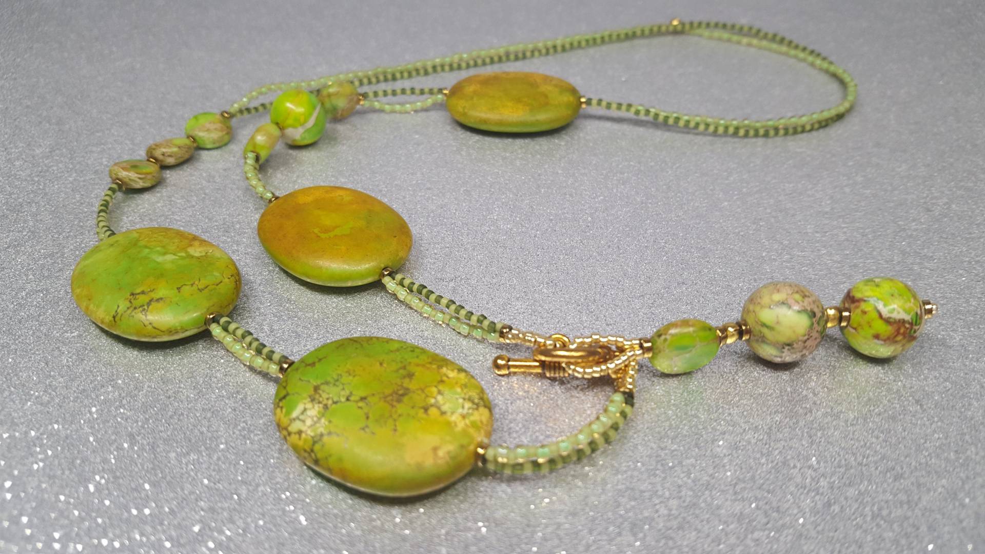 Frühlingsgrüne Halskette(Länge 60cm + 5, 5cm Anhänger Aus Howlithsteinen in Ovaler Form 33x25mm Und Jaspissteinen | 12mm Perlen, 10mm Münze von AnkaaKreationen