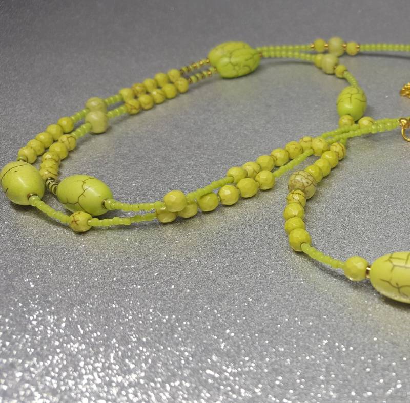 Frühlingsgrüne Halskette | 110cm Lang + 6cm Aus Howlite-steinen in Form Von Oliven 12x20mm Und Kugelförmig 4-, 8-mm von AnkaaKreationen