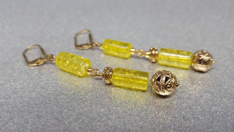 Gelbe Ohrringe Mit Einer Gesamtlänge Von 7, 5cm | Tropfenlänge 5, 5cmAus Glaskristallen in Form Eines Zylinders | 13x6mm Und 8mm Metallperle von AnkaaKreationen