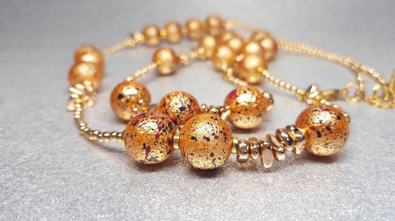 Goldfarbene-Halskette | 86cm + 6cm Verlängerung Aus Glasperlen in Form Von 12mm Kugeln Und Hämatitperlen Unregelmäßiger Ovalen von AnkaaKreationen