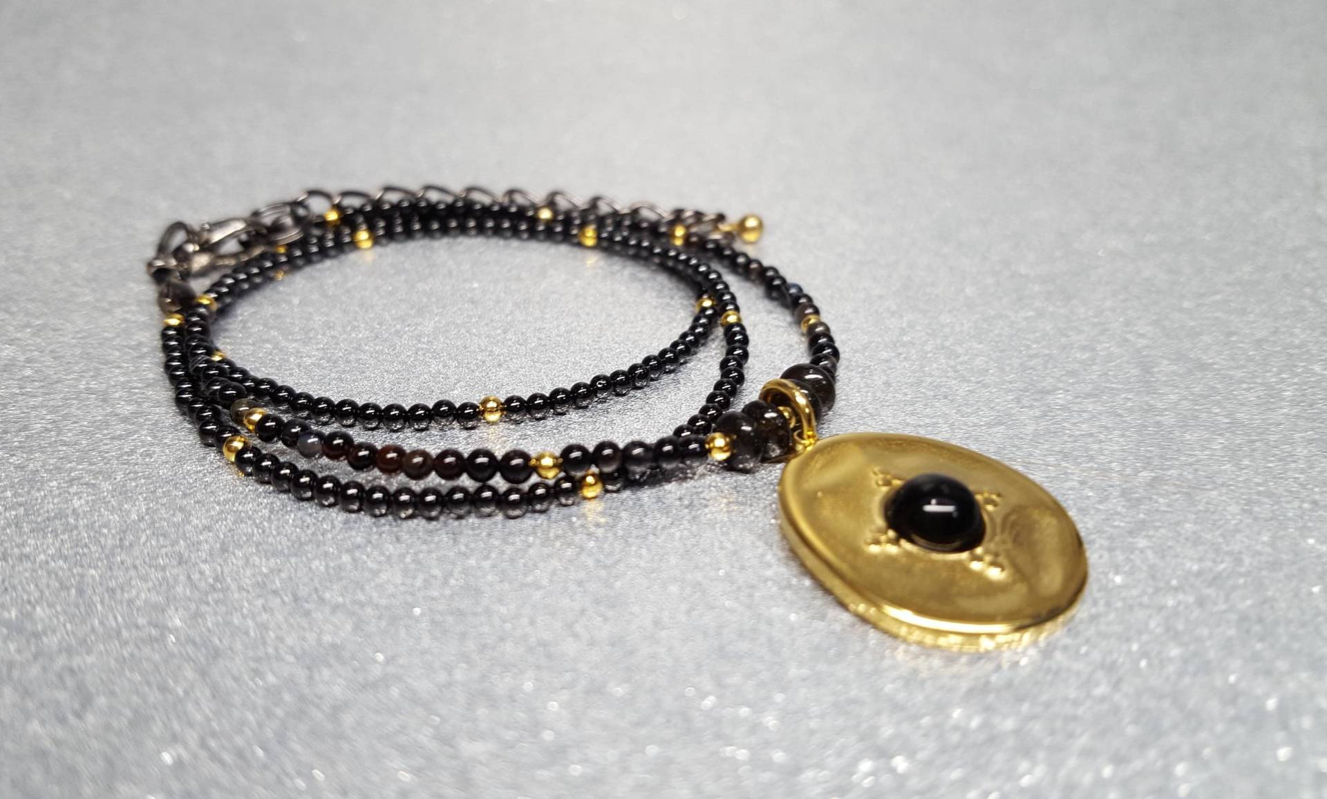 Halskette(46 + 5cm Aus Achatsteinen in Form Glatter Kugeln | 3mm, Schwarz Mit Einem Goldfarbenen Edelstahlanhänger Onyxstein von AnkaaKreationen