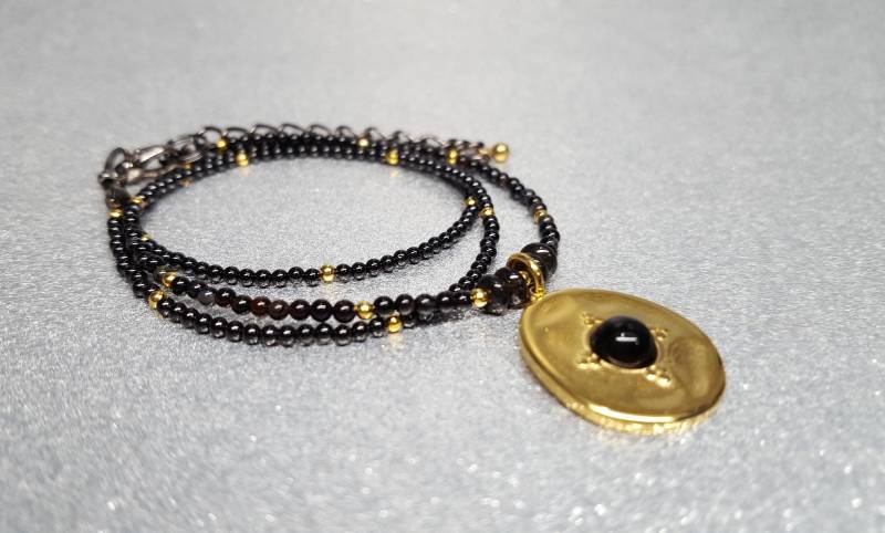 Halskette(46 + 5cm Aus Achatsteinen in Form Glatter Kugeln | 3mm, Schwarz Mit Einem Goldfarbenen Edelstahlanhänger Onyxstein von AnkaaKreationen