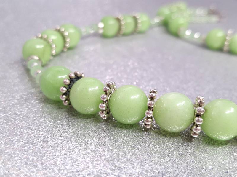 Halskette-(50cm Lang +6cmIn in Hellgrüner Farbe, Mit Achatsteinen 10mm Kugel Und 3mm Glasperlen Dekorative Metallabstandshalter von AnkaaKreationen