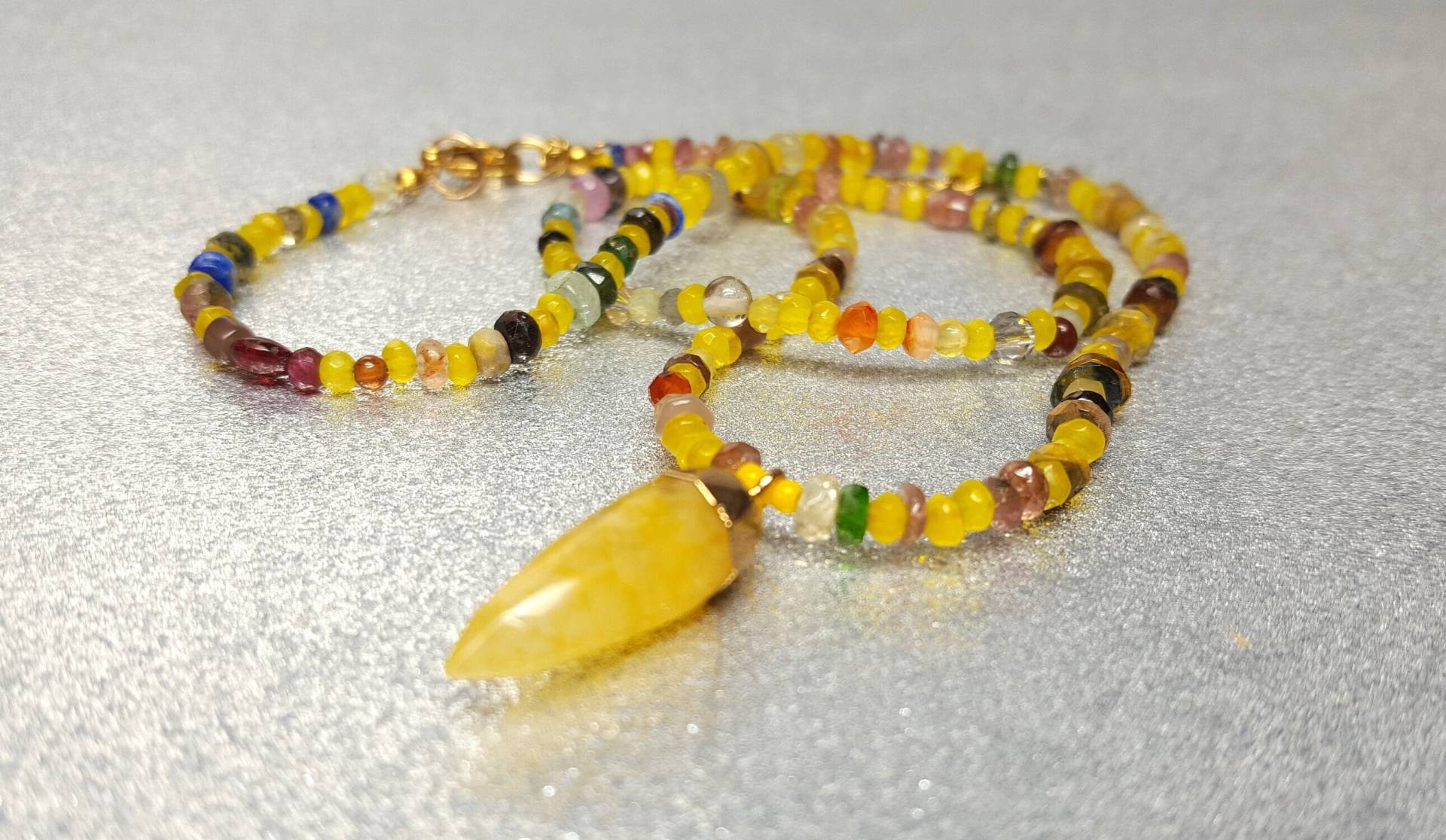 Halskette-(Länge 47 cm + Verlängerung 5 cm Aus Natürlichen Edelsteinen Mix, Mit Einem Citrin-steinanhänger in Form Einer Pfeilspitze von AnkaaKreationen