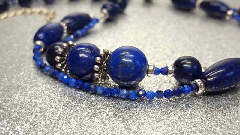 Halskette(51 cm Lang + 5 cm in Dunkelblauen Farben Aus Lapislazuli Steinen Verschiedener Größen Und Formen | Oliven Kugeln von AnkaaKreationen