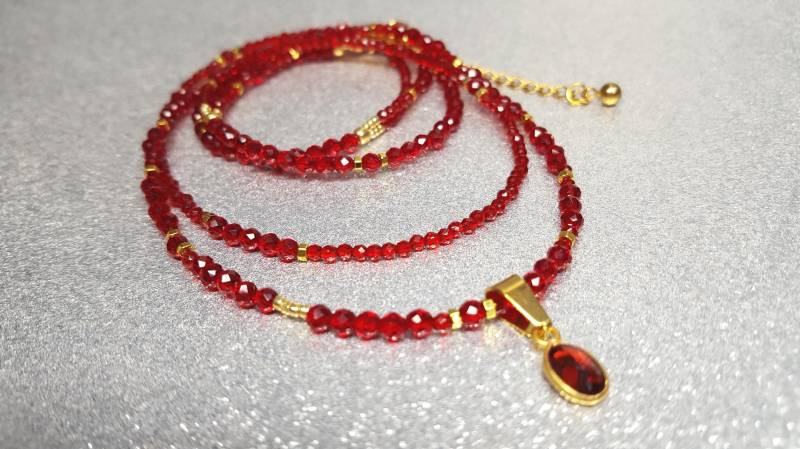 Halskette | 47cm + 5cm Aus Roten Spinellsteinen 2-, 3-Mm, Mit Einem Granat-Anhänger | 4, 5 X 6, 5 Mm in Einer Vergoldeten Silberfassung von AnkaaKreationen