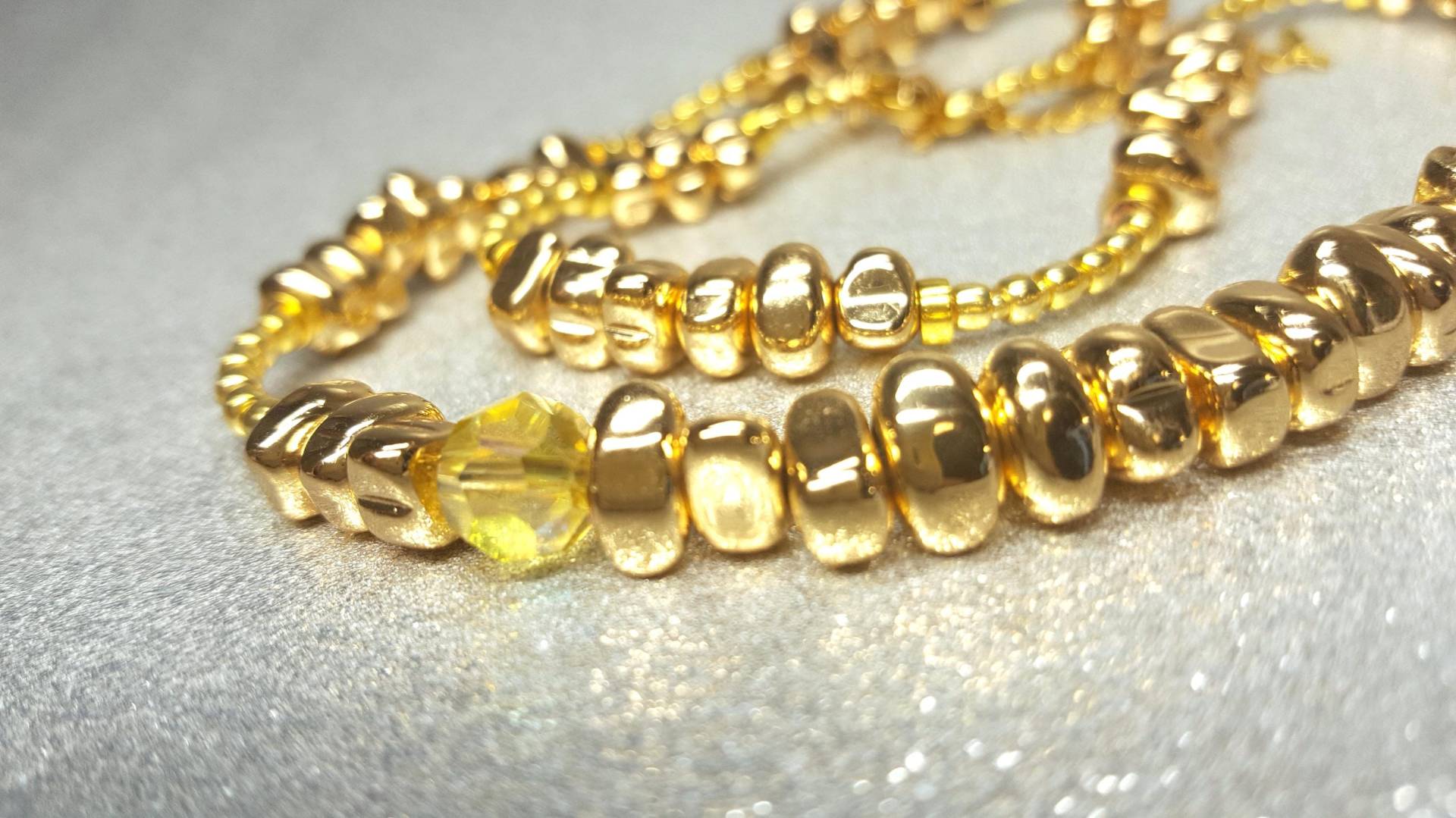 Halskette | 47cm + 5cm Verlängerung in Goldener Farbe Aus Nuggetförmigen Hämatitsteinen | 5-9Mm Und Transparente Gelbe Glaskristalle | 8 Mm Halskette | 47cm + 5cm Verlängerung in Goldener Farbe Aus Nuggetförmigen Hämatitsteinen | 5-9Mm Und Transparente Gelbe Glaskristalle | 8 Mm von AnkaaKreationen