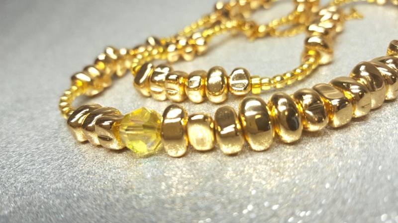 Halskette | 47cm + 5cm Verlängerung in Goldener Farbe Aus Nuggetförmigen Hämatitsteinen | 5-9Mm Und Transparente Gelbe Glaskristalle | 8 Mm von AnkaaKreationen