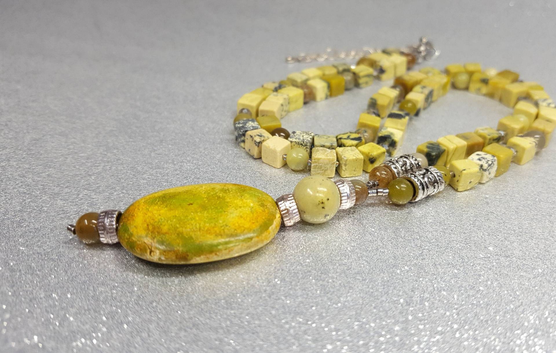 Halskette | 65 cm + 8 Anhänger 5 Verlängerung in Limettenfarbe, Aus Türkis Form Eines Würfels | 6 Mm, Gelber Farbe Halskette | 65 cm + 8 Anhänger 5 Verlängerung in Limettenfarbe, Aus Türkis Form Eines Würfels | 6 Mm, Gelber Farbe von AnkaaKreationen