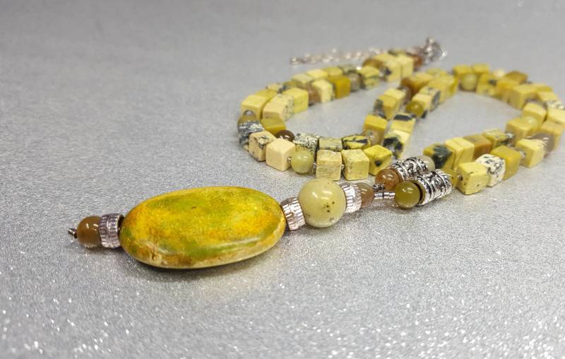 Halskette | 65 cm + 8 Anhänger 5 Verlängerung in Limettenfarbe, Aus Türkis Form Eines Würfels | 6 Mm, Gelber Farbe von AnkaaKreationen