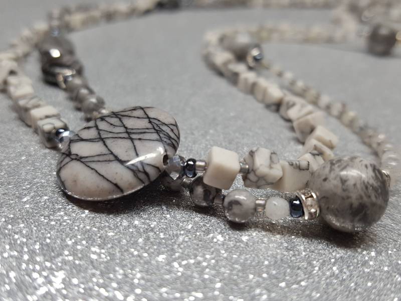 Halskette Aus Howlite-Jaspis-Steinen | 68cm + 6cmverlängerung in Grauer Farbe Und Verschiedenen Formen, Die Zwei Strähnen Geordnet Sind von AnkaaKreationen