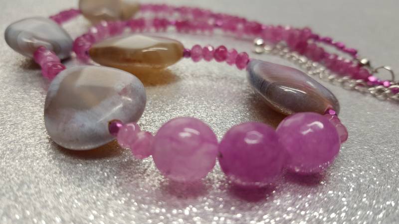 Halskette(Länge 47cm + 5cm Aus Fuchsiafarbenen Achatsteinen 3x4, 5Mm, Mit 5 Dekorativen Tropfenförmigen Gestreiften 24x18 Mm von AnkaaKreationen