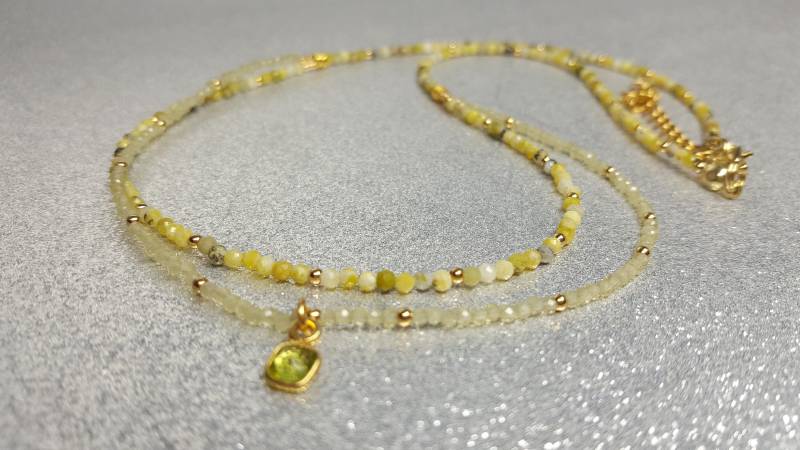 Halskette | Länge 46 cm + 5 cm Aus Gelben Türkissteinen | 2, 5 Mm in Lindgrün Tönen Mit Einem Peridot-Anhänger Vergoldeter Fassung von AnkaaKreationen