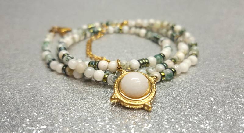 Halskette(Länge 46cm + 5cm Aus Kugelförmigen Achatsteinen | 4mm in Verschiedenen Grüntönen Mit Einem Chalcedon-Anhänger Halskette(Länge 46cm + 5cm Aus Kugelförmigen Achatsteinen | 4mm in Verschiedenen Grüntönen Mit Einem Chalcedon-Anhänger von AnkaaKreationen