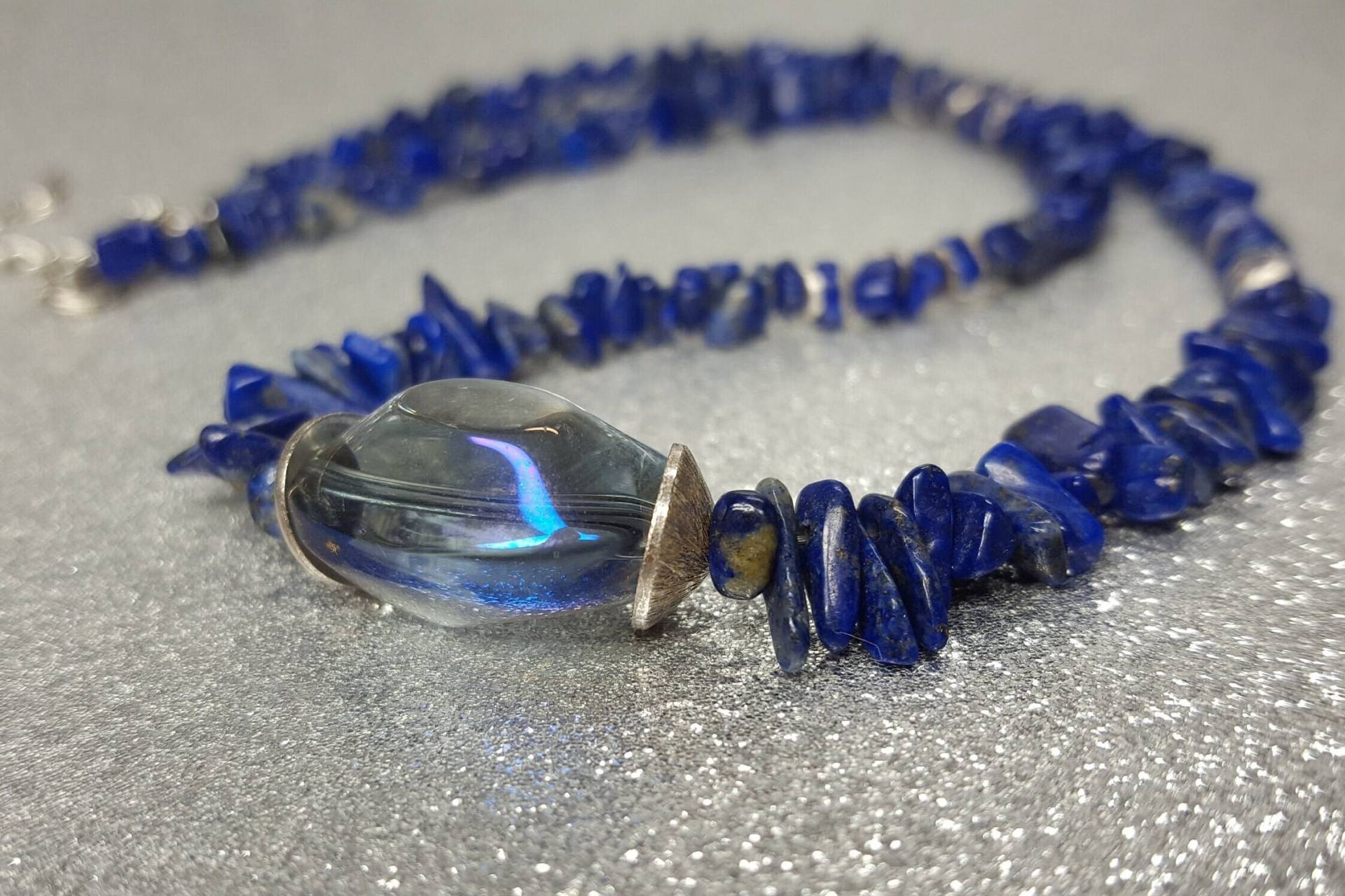 Halskette | Länge 46cm + 5cm Aus Lapislazuli-steinen in Form Von Nuggets | 4 - 7 Mm Dunkelblau Mit Dekorativen Metallelementen Silber Halskette | Länge 46cm + 5cm Aus Lapislazuli-steinen in Form Von Nuggets | 4 - 7 Mm Dunkelblau Mit Dekorativen Metallelementen Silber von AnkaaKreationen