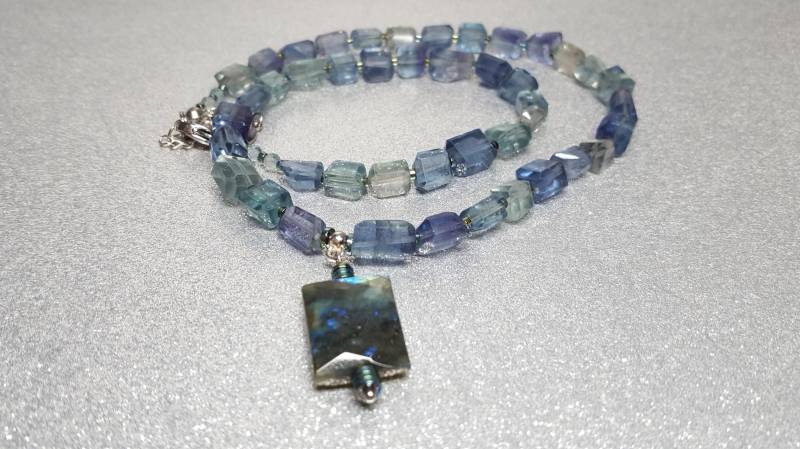 Halskette | Länge 46cm + Verlängerung 5cm Aus Transparenten Fluoritsteinen in Blauer Farbe | 5x7mm - 6x8mm Mit Einem Labradoritanhänger von AnkaaKreationen
