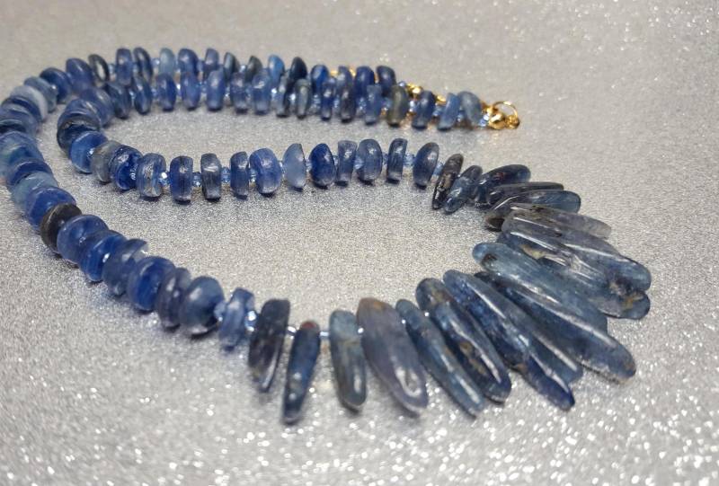 Halskette | Länge 47, 5 cm + 5 cm Aus Natürlichen Kyanitsteinen in Form Von Flachen Scheiben | 10 X 4 Mm Und Unregelmäßigen Längsstäben von AnkaaKreationen